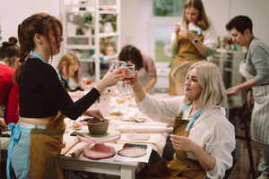 Процесс мастер-класса в гончарной студии Рукамика Стерлитамак: люди за работой и атмосфера творчества
